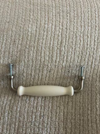 Tiradores de puerta blancos y plateados KLINGSTORP