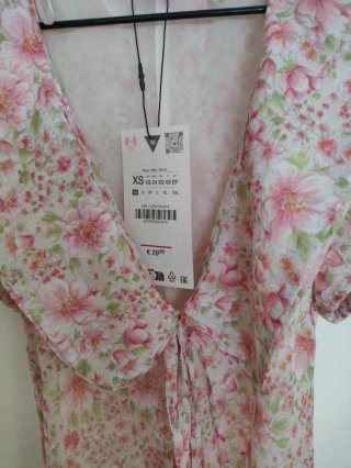 Vestido corto floral rosa y blanco
