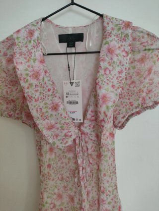 Vestido corto floral rosa y blanco