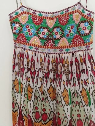 Vestido Zara bordado talla XS