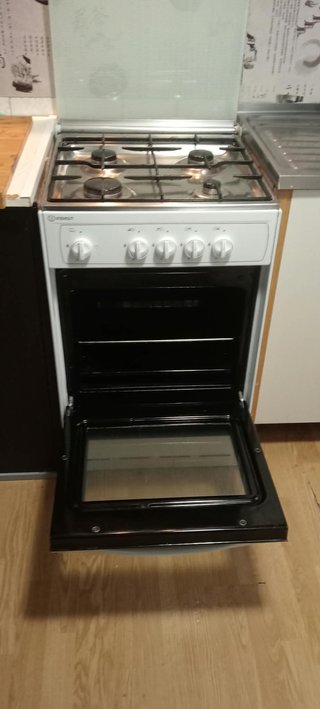 Cocina de Gas Indesit con Horno y campana extracto