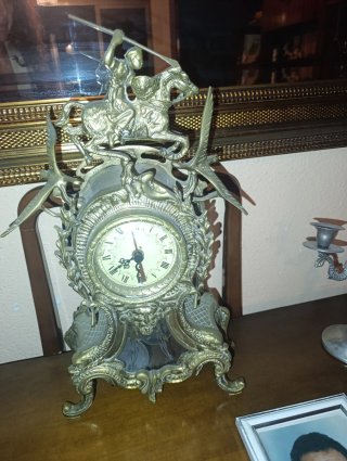 Reloj de mesa decorativo con figura de bronce