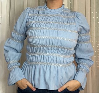 Blusa azul claro con detalles bordados