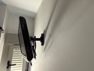 Televisión Samsung con soporte para pared incluido
