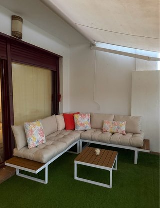 Sofá modular terraza beige y coral