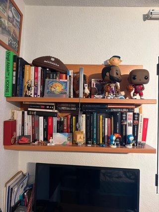 Escritorio + silla ordenador + estanterias libros
