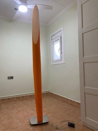 Lámpara de pie naranja y plateada