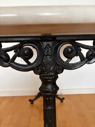 Mesa de Mármol y Hierro Forjado