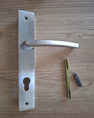 Manivela de puerta con placa y hueco de cerradura