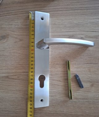 Manivela de puerta con placa y hueco de cerradura