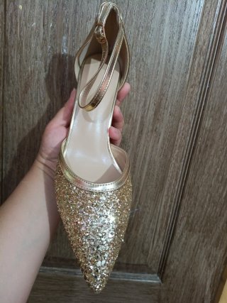 Zapatos de fiesta dorados con purpurina