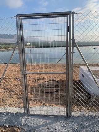 Puerta peatonal de malla metálica a medida
