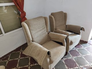 Sillón orejero beige y negro