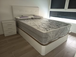 Cama de Matrimonio / Mesita