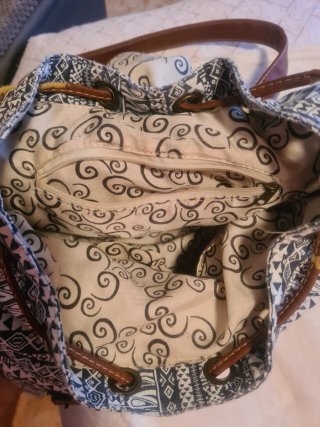 Mochila Estampada con Detalles en Marrón