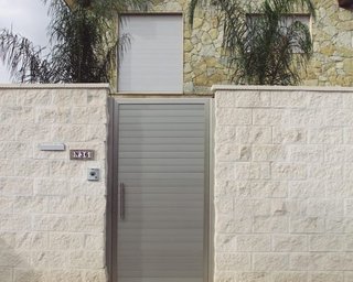 Puerta peatonal de aluminio maciza diseño moderno