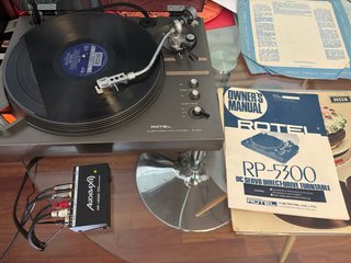 Tocadiscos Rotel RP-5300 con AUDIBAX  PP 4000 pre