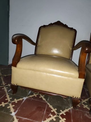 Sillón descalzadora piel y madera