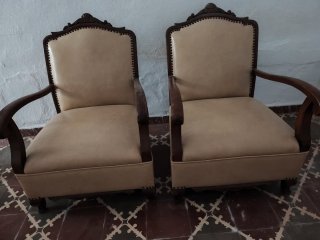 Sillón descalzadora piel y madera