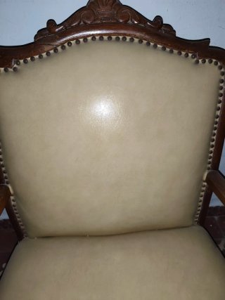 Sillón descalzadora piel y madera