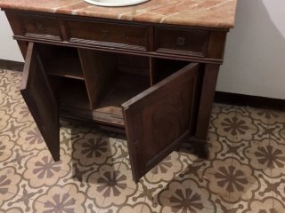 Tocador antiguo de madera y mármol