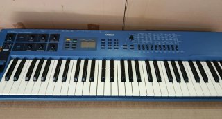 Teclado Yamaha CS1x Control Synthesizer
