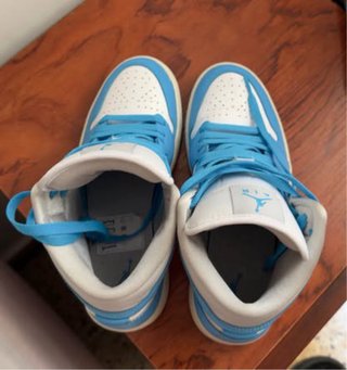 Nike Air Jordan 1 Mid Azul y Blanco
