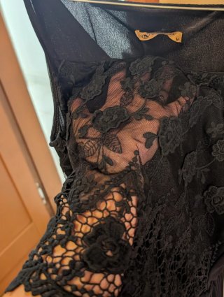Vestido negro encaje y plisado