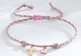 Pulsera trenzada con colgantes