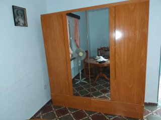 Armario de madera con espejos