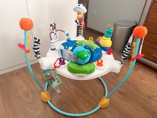 Parque de juegos Baby Einstein Discovery Jumper