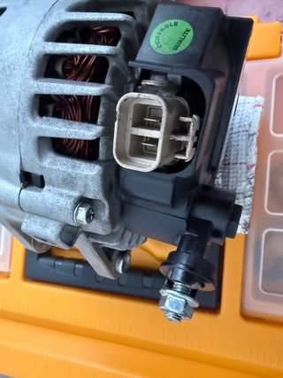 Alternador comprobado en excelente  Tensión: 12V