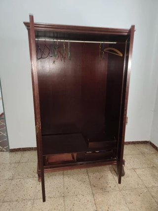 Armario de madera marrón