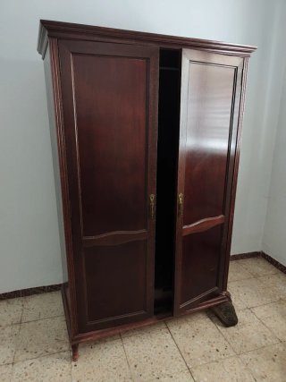 Armario de madera marrón