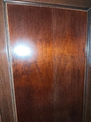 Armario de madera marrón
