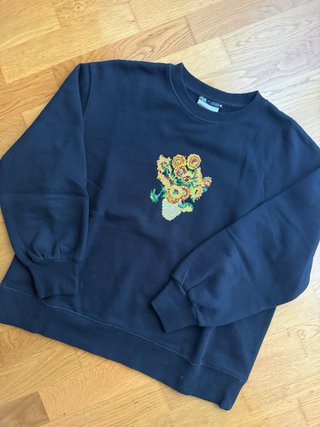 Sudadera Zara Negra con Flores Bordadas