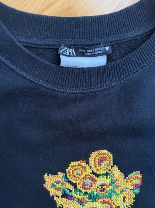 Sudadera Zara Negra con Flores Bordadas