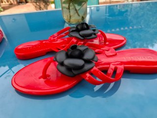 Sandali Chanel rossi con camelia nera
