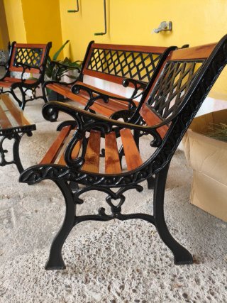 Conjunto de Mesa y Bancos de Jardín