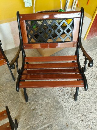 Conjunto de Mesa y Bancos de Jardín