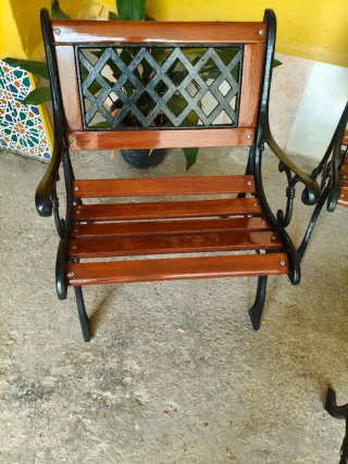 Conjunto de Mesa y Bancos de Jardín