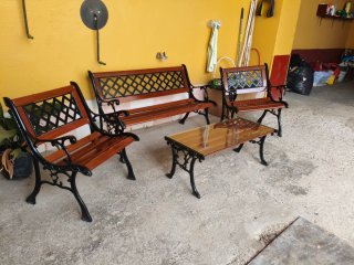 Conjunto de Mesa y Bancos de Jardín