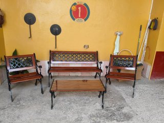 Conjunto de Mesa y Bancos de Jardín