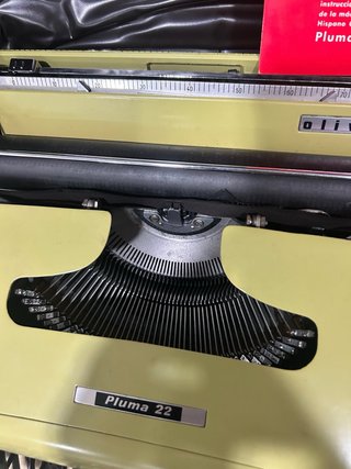 Máquina de escribir Hispano Olivetti Pluma 22