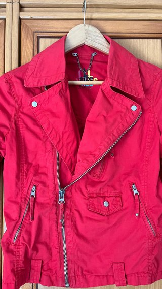 Cazadora Stradivarius roja cremalleras