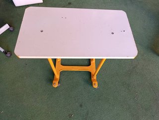 MESA AUXILIAR INDUSTRIAL CON RUEDAS AMARILLA