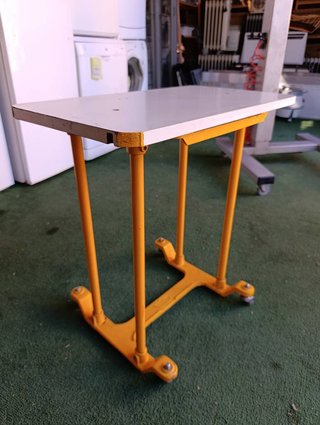 MESA AUXILIAR INDUSTRIAL CON RUEDAS AMARILLA