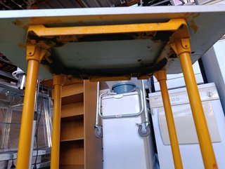 MESA AUXILIAR INDUSTRIAL CON RUEDAS AMARILLA