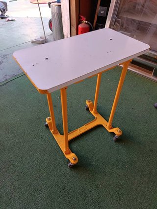 MESA AUXILIAR INDUSTRIAL CON RUEDAS AMARILLA