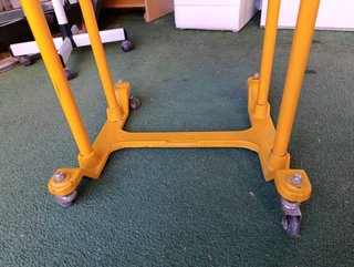 MESA AUXILIAR INDUSTRIAL CON RUEDAS AMARILLA
